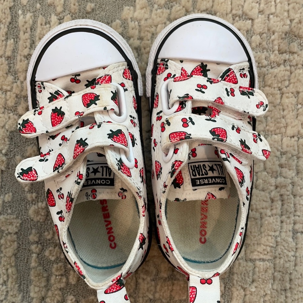 Toddler size 6 Converse Tennis Shoes